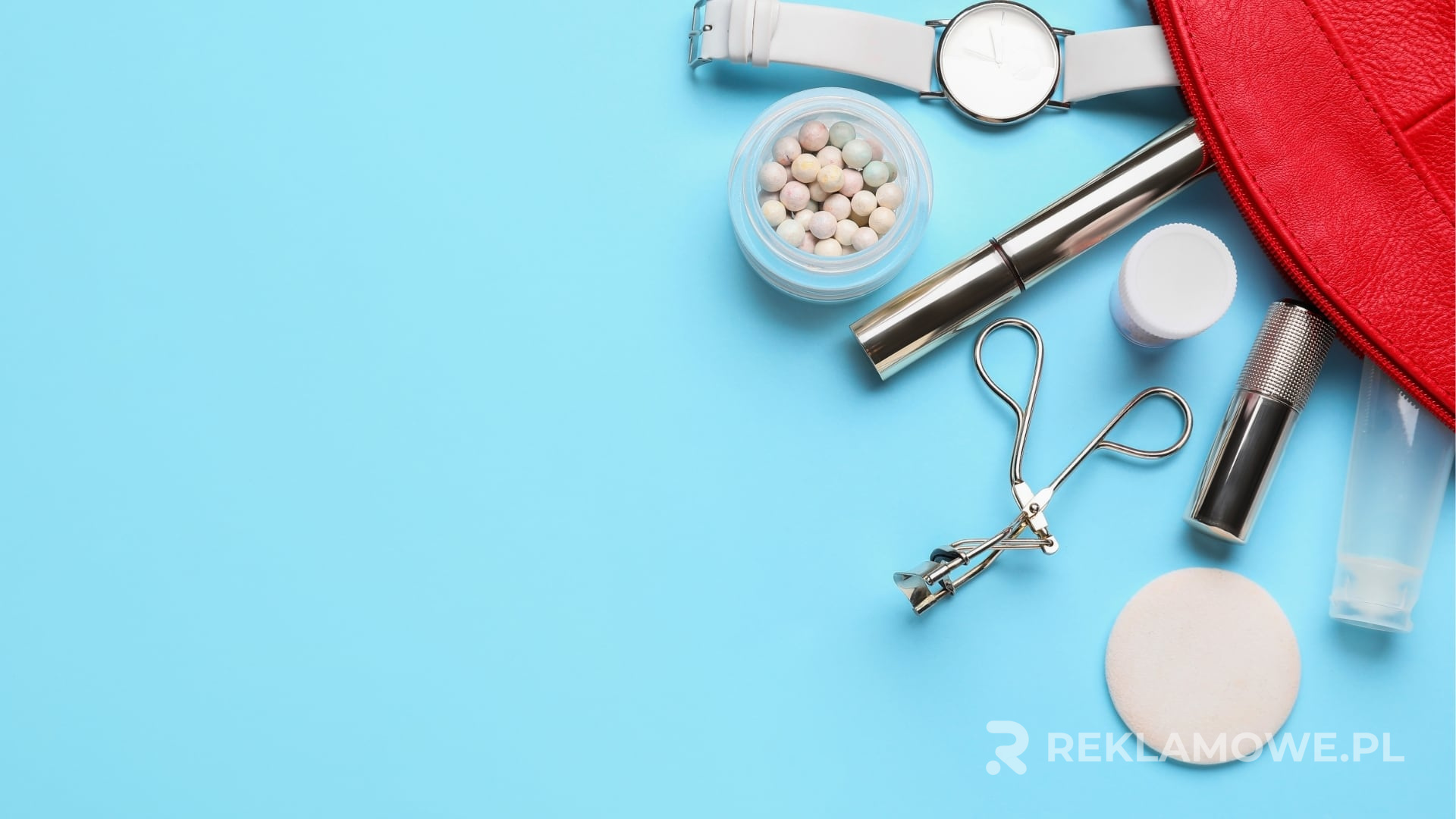 Kosmetyczka reklamowa na tle salonu kosmetycznego