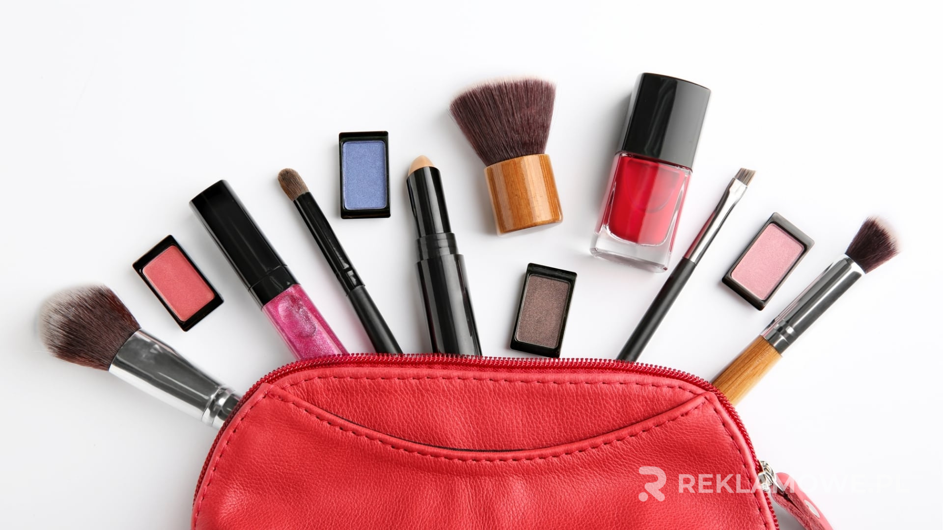 Kolorowa kosmetyczka reklamowa na tle neutralnym