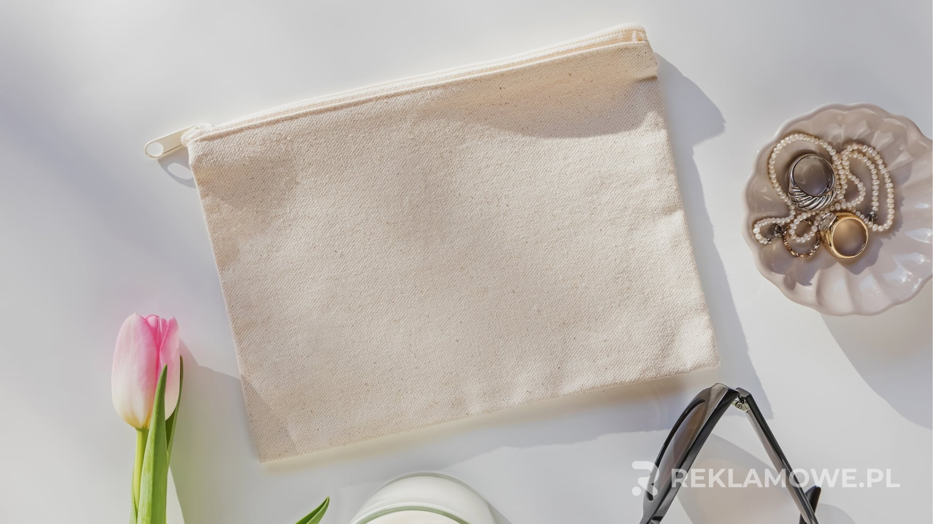 Kosmetyczka reklamowa na tle modnych akcesoriów