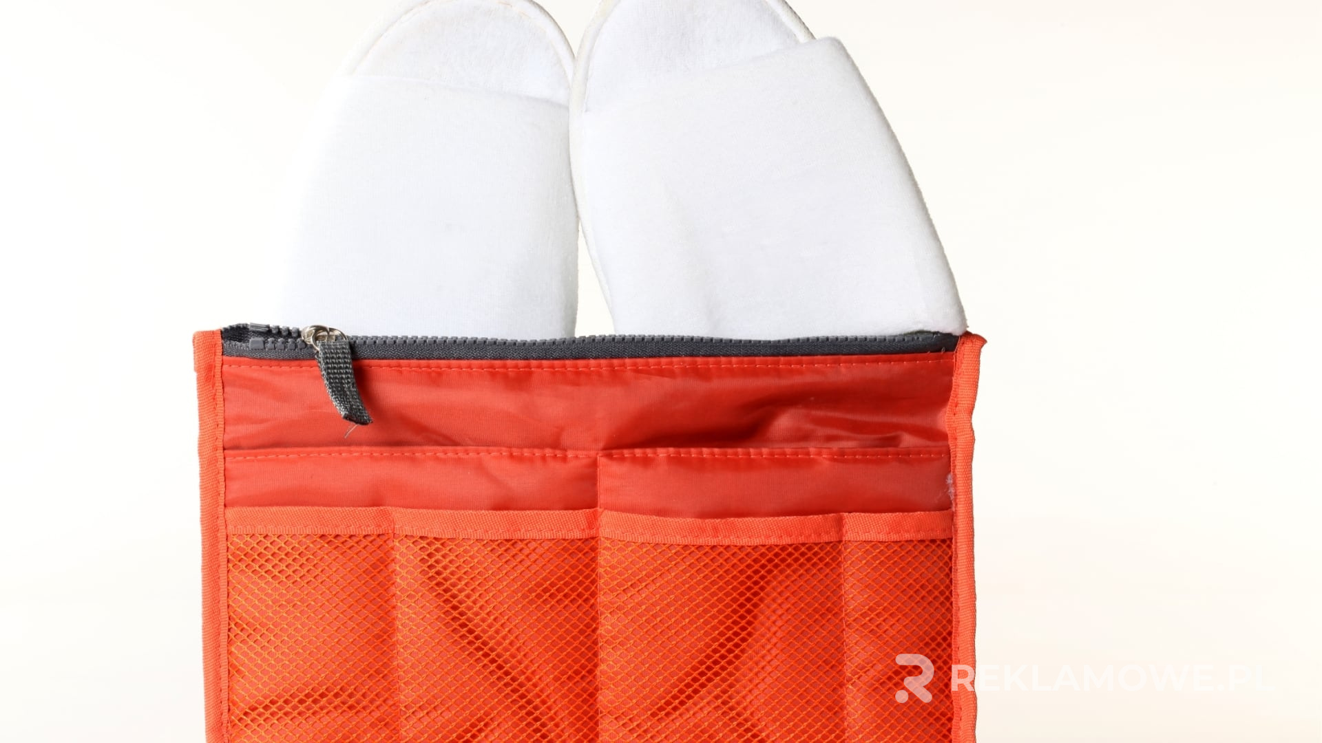 Kosmetyczki reklamowe na biurku