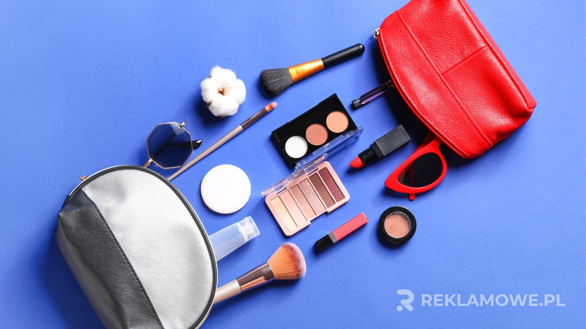 Zdjęcie kosmetyczki reklamowej z artykułami pielęgnacyjnymi