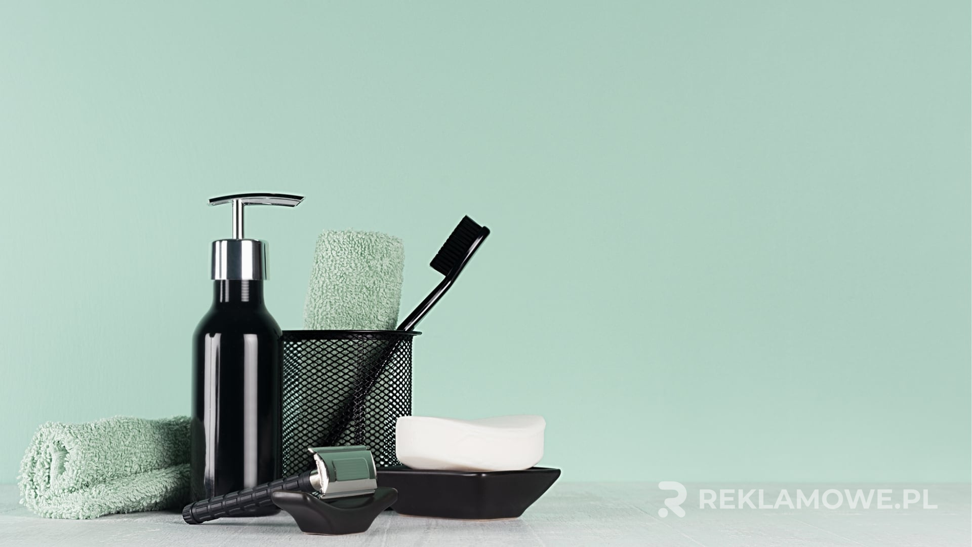 Kosmetyczka reklamowa na tle eleganckiego spa