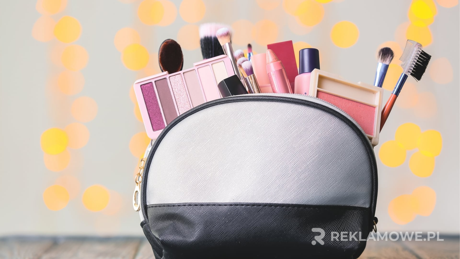 Kosmetyczki reklamowe na tle loga firmy